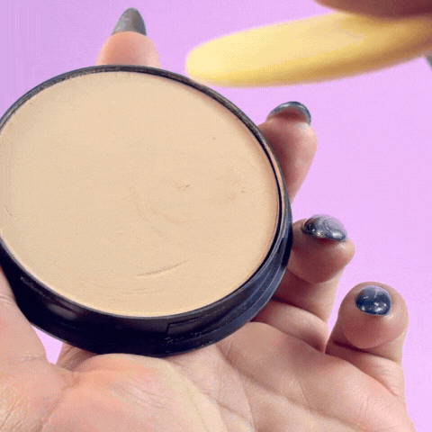 Cómo usar el polvo compacto: aplicación con brocha en la zona T del rostro Cómo usar el polvo compacto: aplicación con brocha en la zona T del rostro